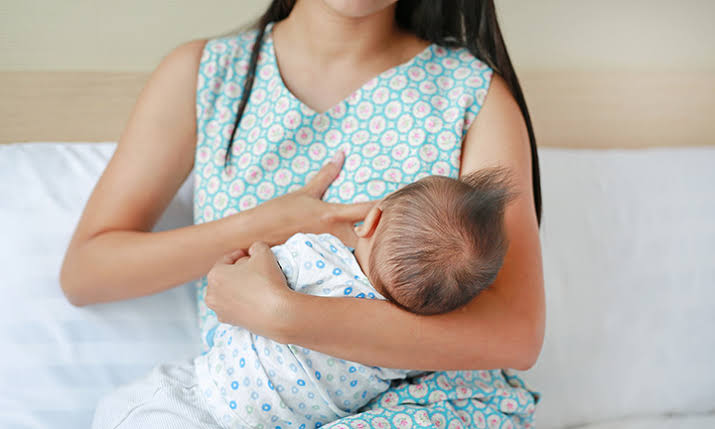 هل الرضاعة أثناء الحمل أمرًا محفوفًا بالمخاطر  علي وطفلي ؟! 
